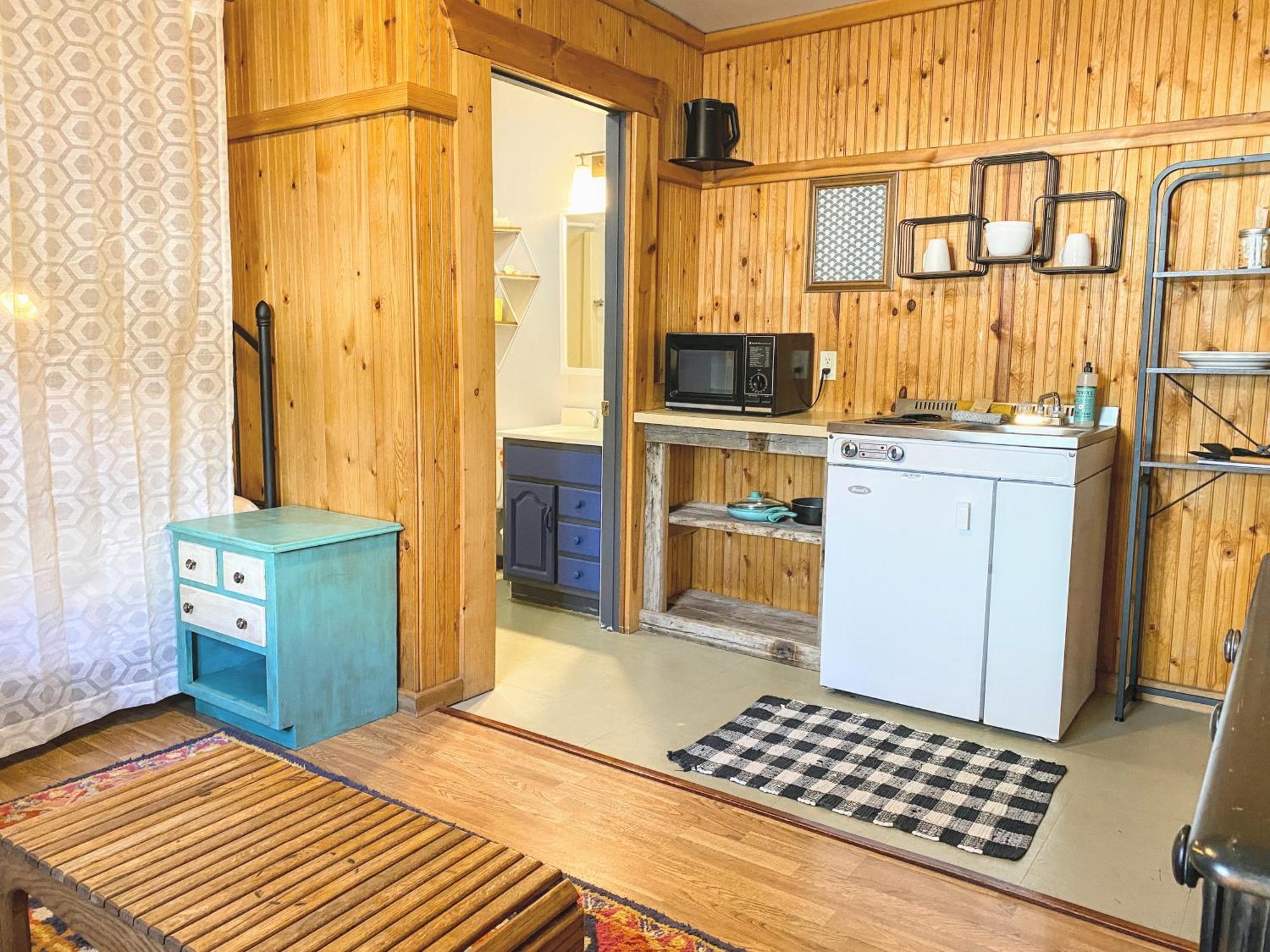 Flathead Lake Resort Woods Bay Exterior photo